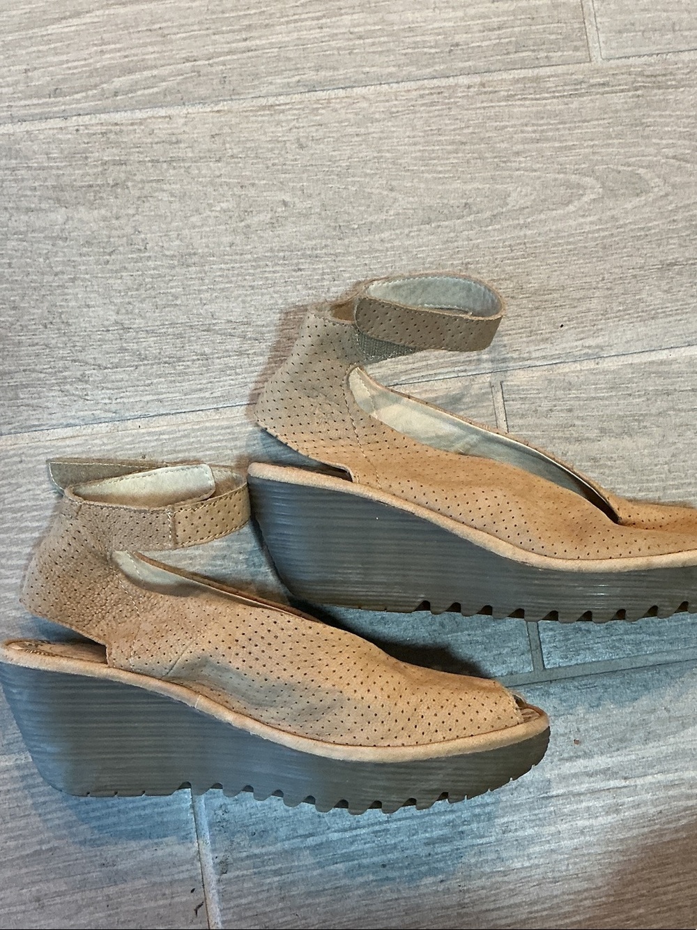 Fly London Beige Perforated Peep-Toe Ankle Strap Sandals Women’s 8.5 EU 39 - Picture 4 of 8